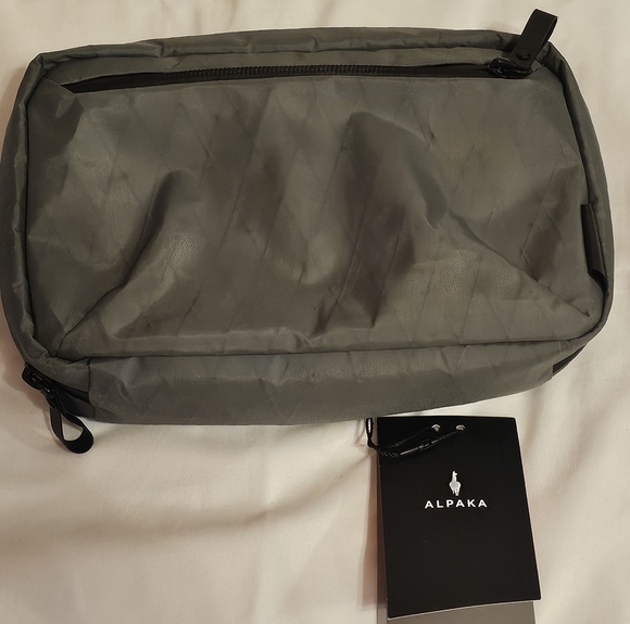 NWT Alpaka Elements tech Case Sling Bag Purse murse - Picture 4 of 8